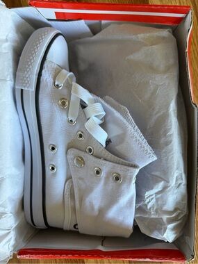 White High-Top Athletic Canvas Sneaker - Classic Style NIB